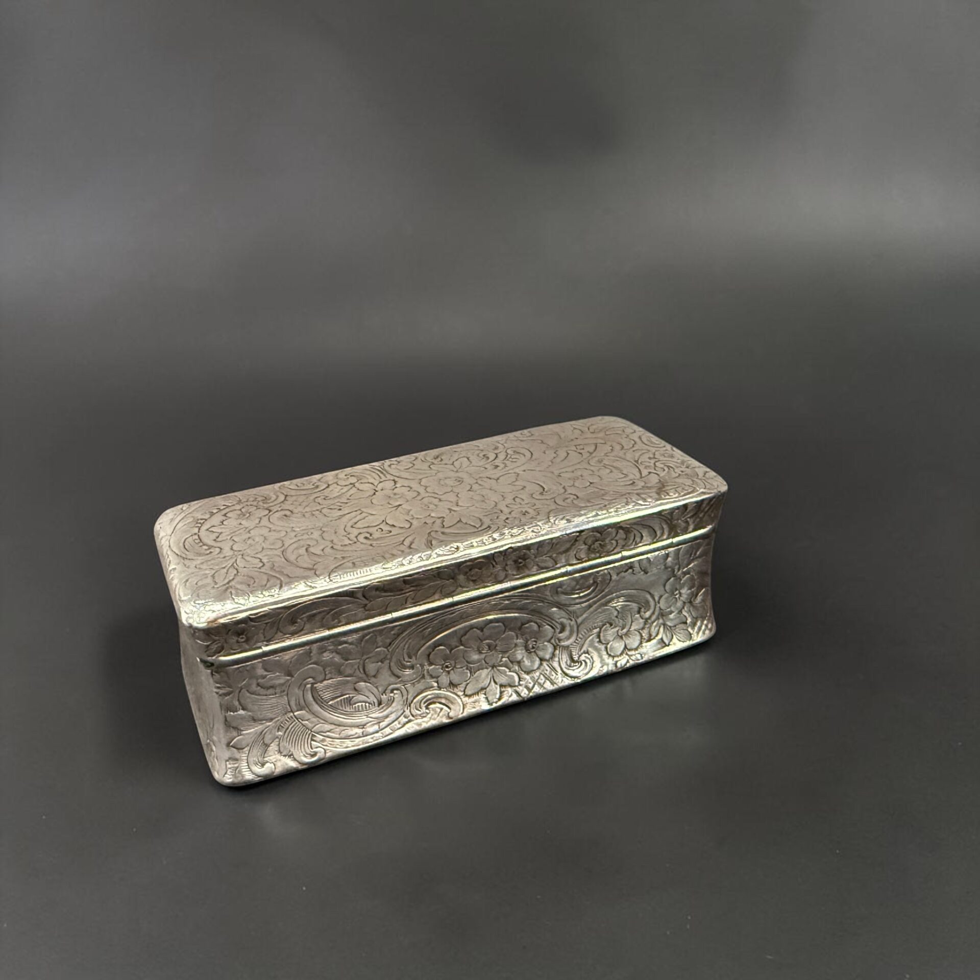 Exquisite chased silver snuff box, London 1844 by Edward Edwards I